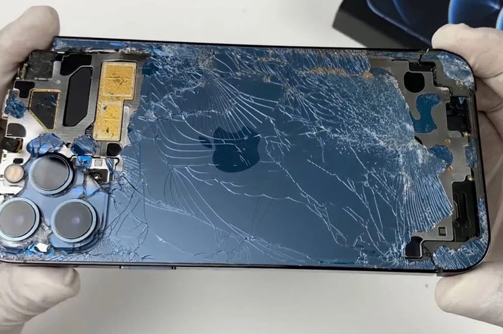 broken-iphone 14 Pro-backglass-device-in-Apple-repair-service-center