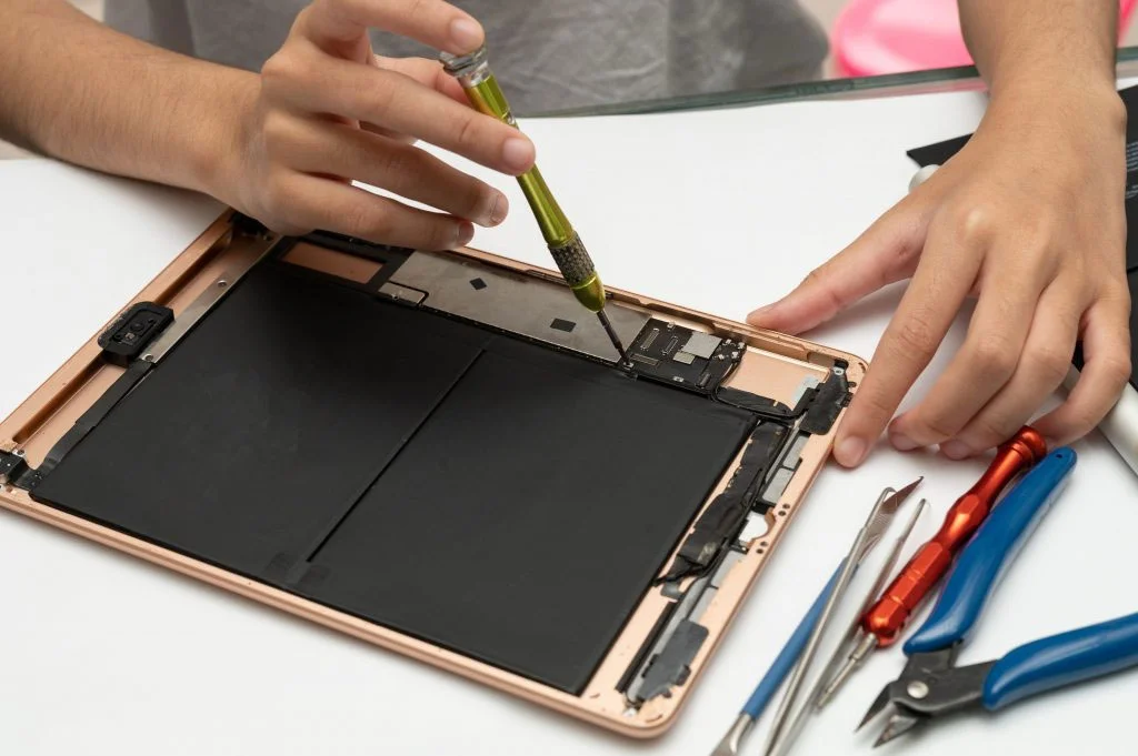technician-repair-damaged-iPad-device